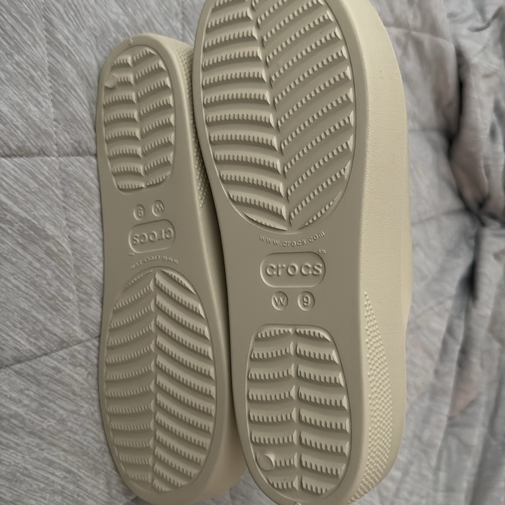 NWT Crocs platform sandal with two charms - Picture 4 of 5